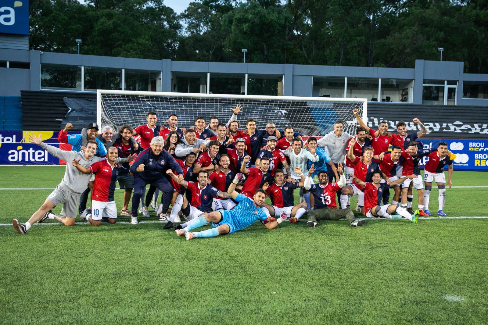 09.11.2021 Albion ascendió de la mano de dos trinitarios