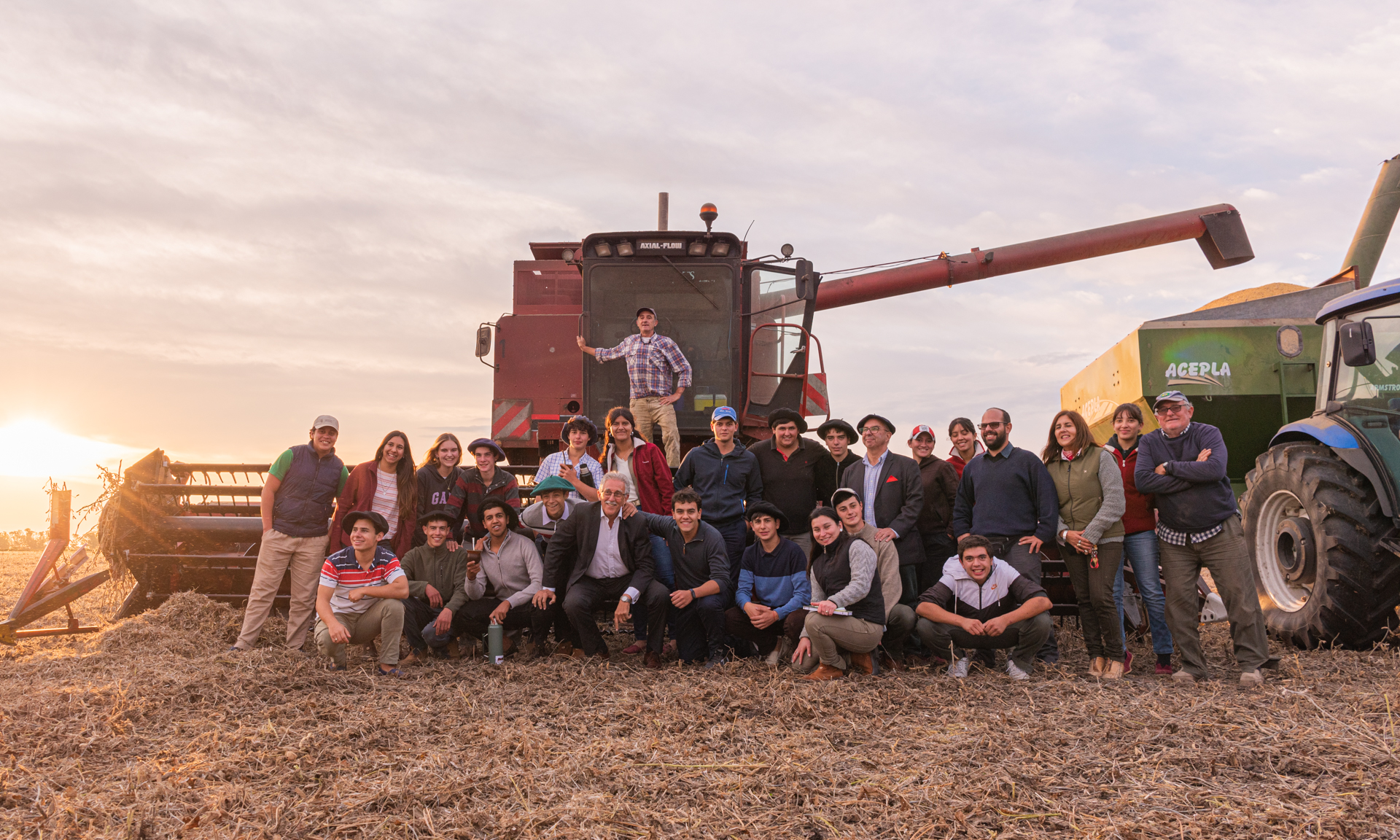 11.05.2022 Gran cosecha de soja en la Escuela Agraria de Trinidad.
