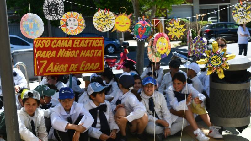 09.11.2023 Escuelas crearon 100 soles para recordar a Carlos Páez Vilaró en su centenario